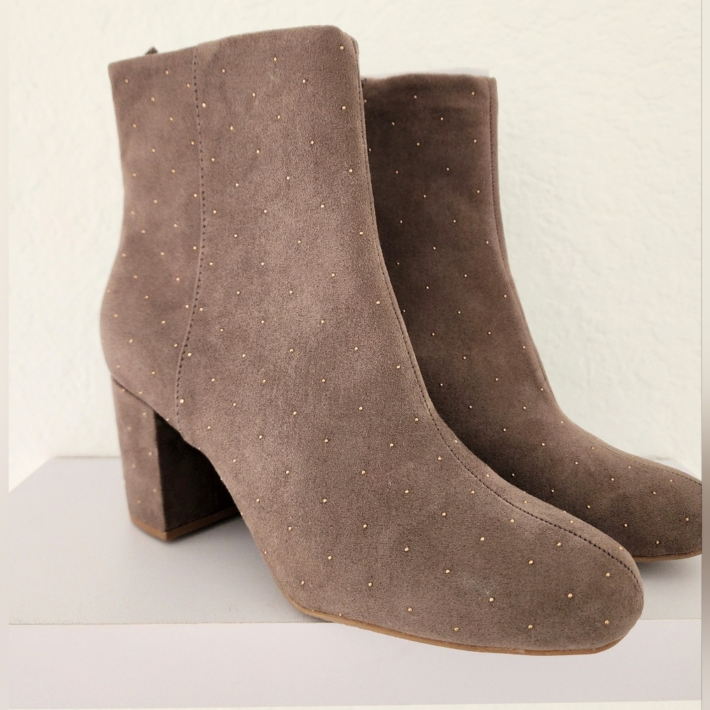 Old Navy Gold Studded Faux-Suede Block-Heel Brown Ankle Boots. Size 9.5 R